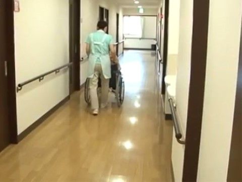 プラチナ・シニアホームむつざわの廊下。広い通路幅を確保しておりますので、車いす同士でのすれちがいも安心しておこなっていただけます。