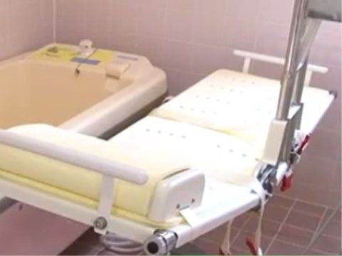 プラチナ・シニアホームむつざわの介護浴槽。充実した浴室環境を揃えておりますので、ご負担少なくご入浴をしていただけます。