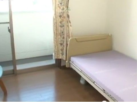 プラチナ・シニアホームいなげの居室。介護家具の揃っている居室では毎日を快適にお過ごしいただけます。