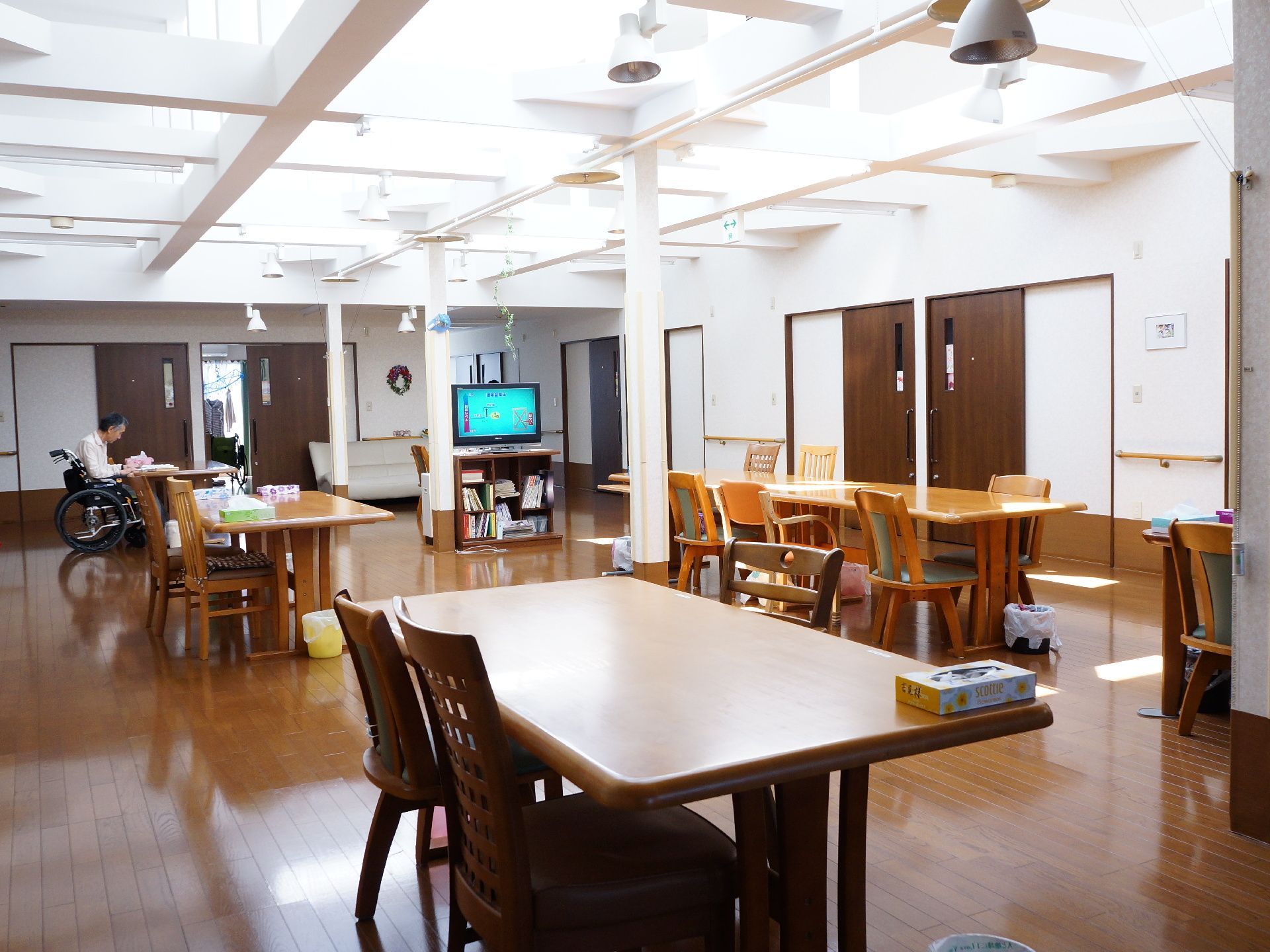 広々としたスペースにゆったりと机と椅子が配置されている。デイサービスが行われる部屋だが、食堂としても使われている。