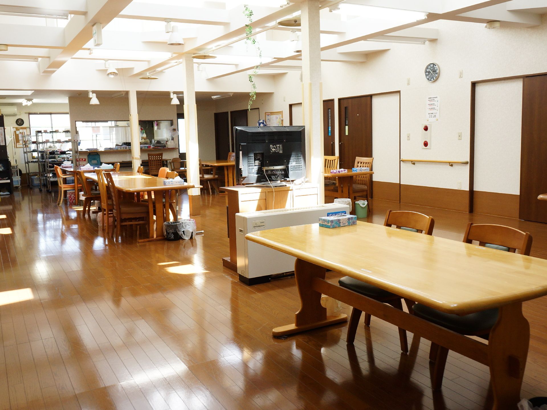 各居室前のスペースに機能訓練室がある。食堂としても使われている部屋で、広々としていてゆったりした空間になっている。