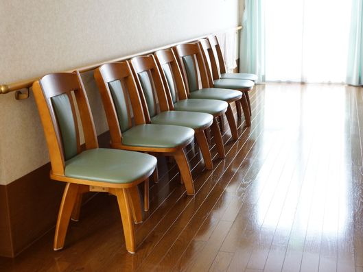 イスが置かれた廊下