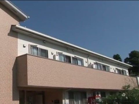 プラチナ・シニアホームいなげの外観。おしゃれな暖色を外壁としている明るい施設外観となっております。