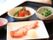 焼き鮭が主菜の食事。副菜は煮物などの野菜を取り入れてある。見た目でも楽しめるように彩りも考えられている。