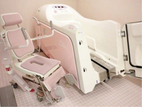 機械浴槽が設置されており、お体が不自由な方も安心して入浴できるようになっている。浴室全体は手入れがされ清潔である。