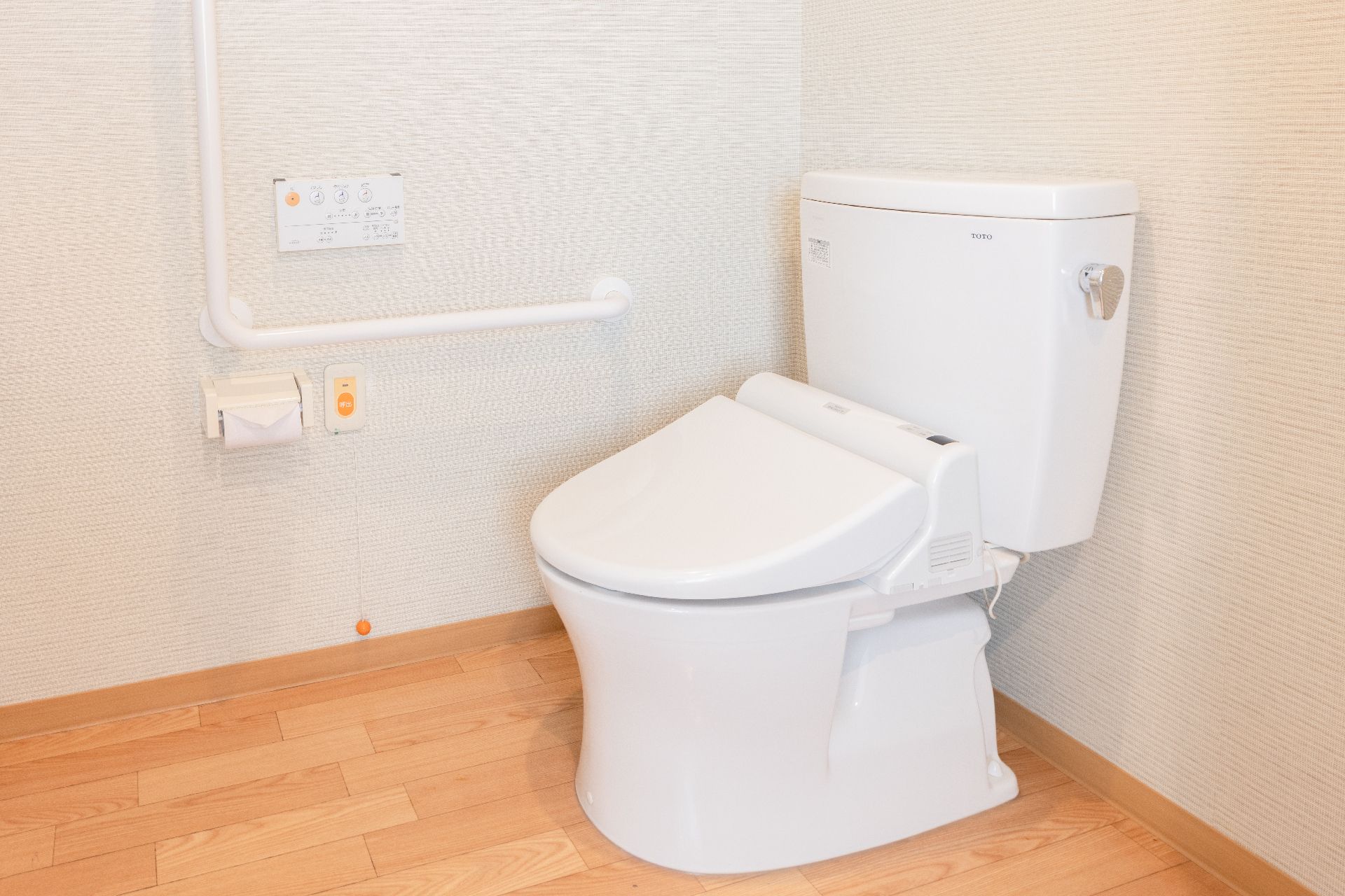 広いトイレには手すりや呼び出しボタンも設置され、操作パネルも壁に付いている。