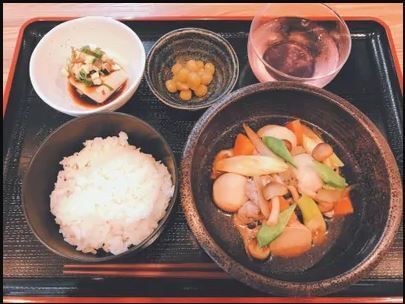 刻んだ肉の炒め物とサラダや味噌汁のセット