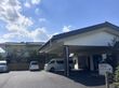 青空の下の建物