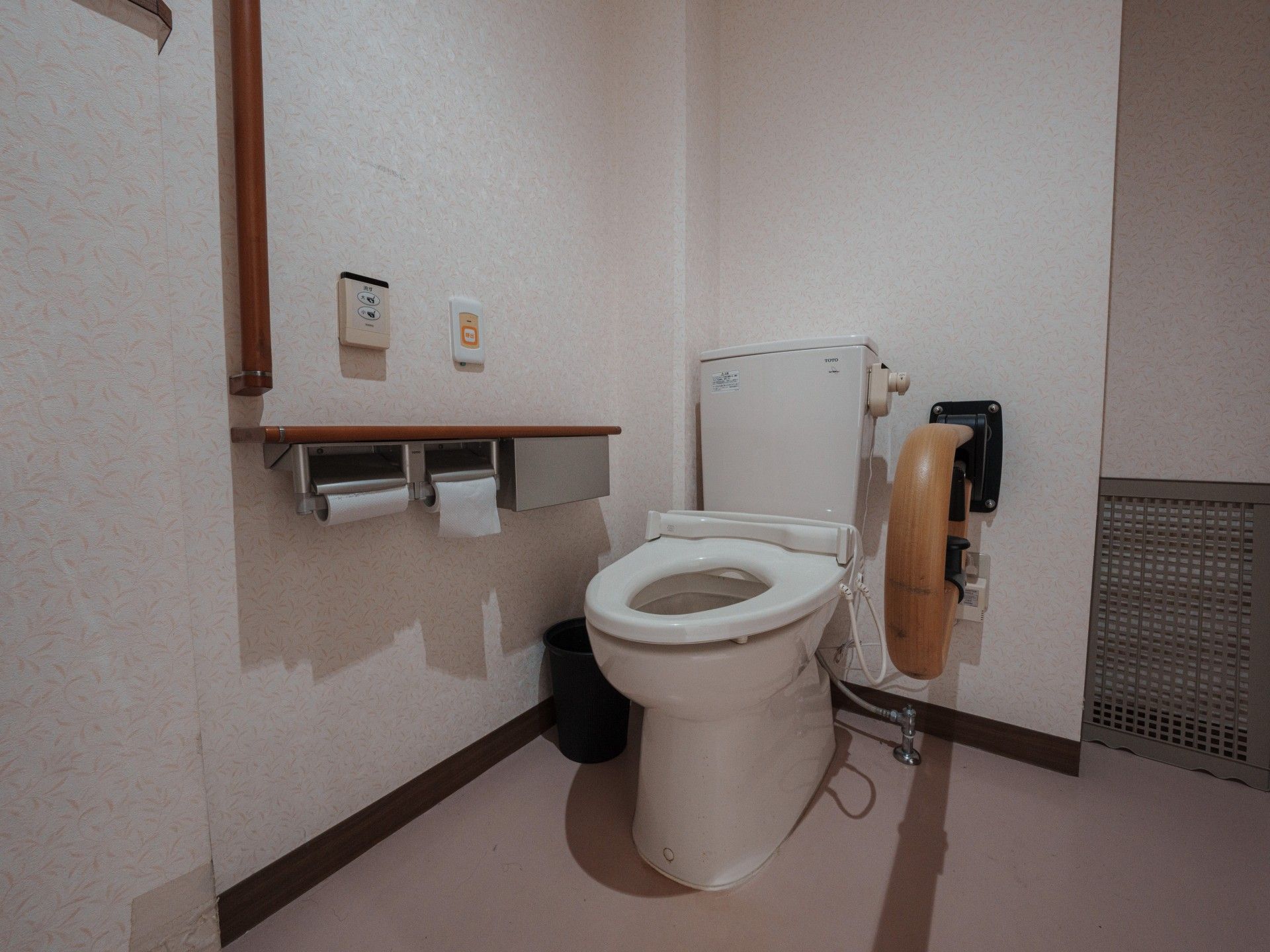 手すり付きのトイレ