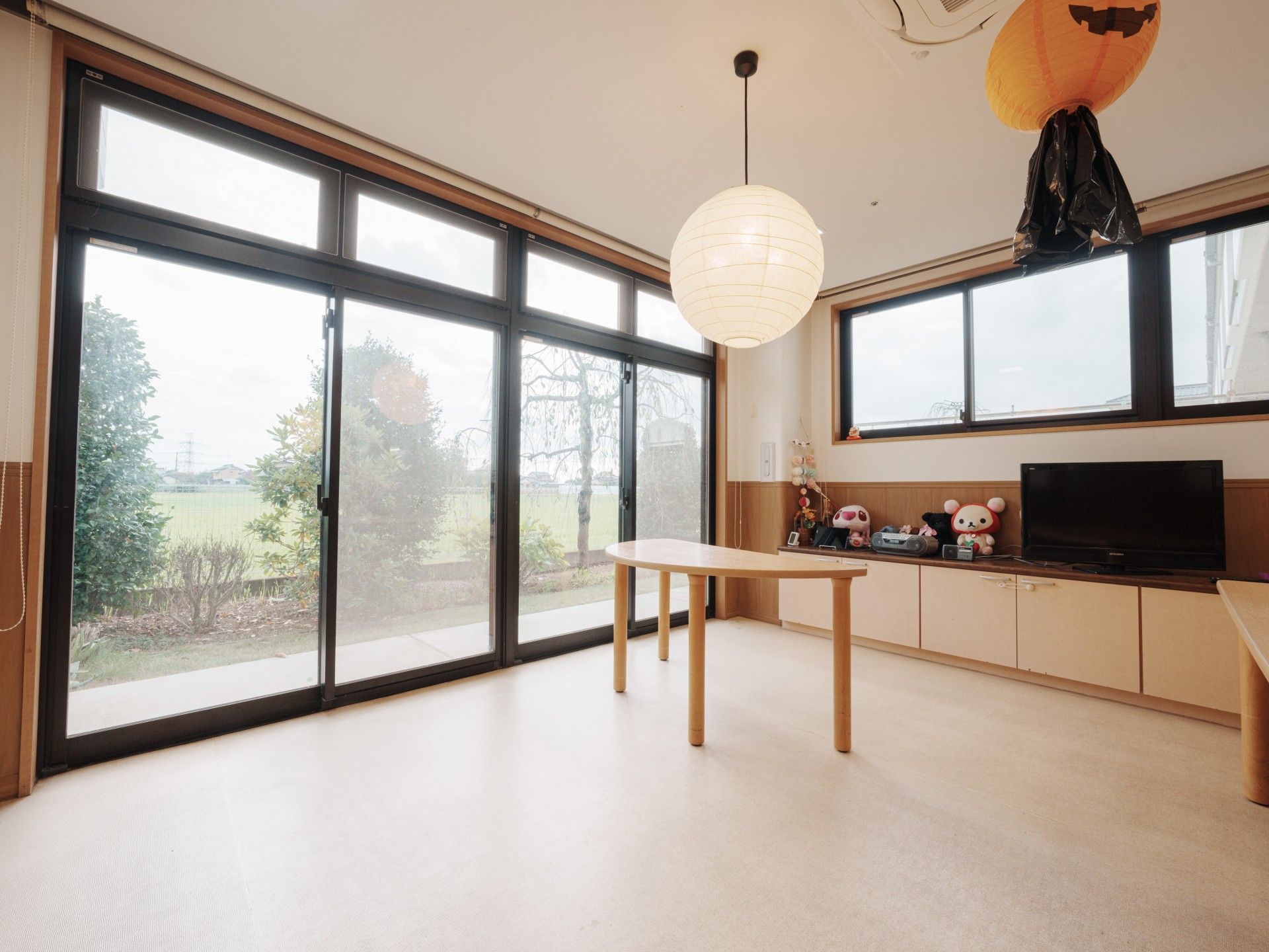 大きな窓のある部屋