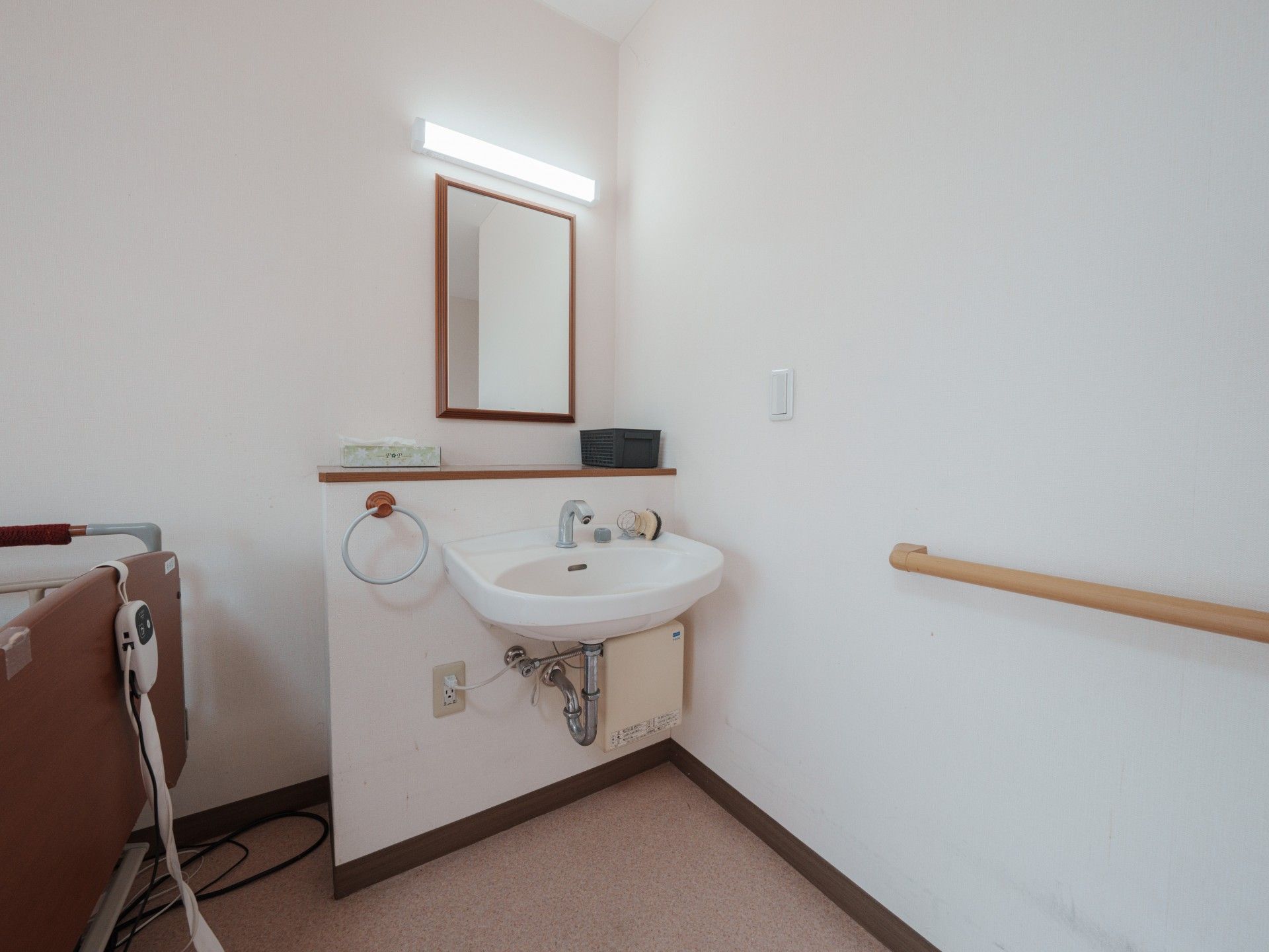 手洗い場と手すりのある部屋