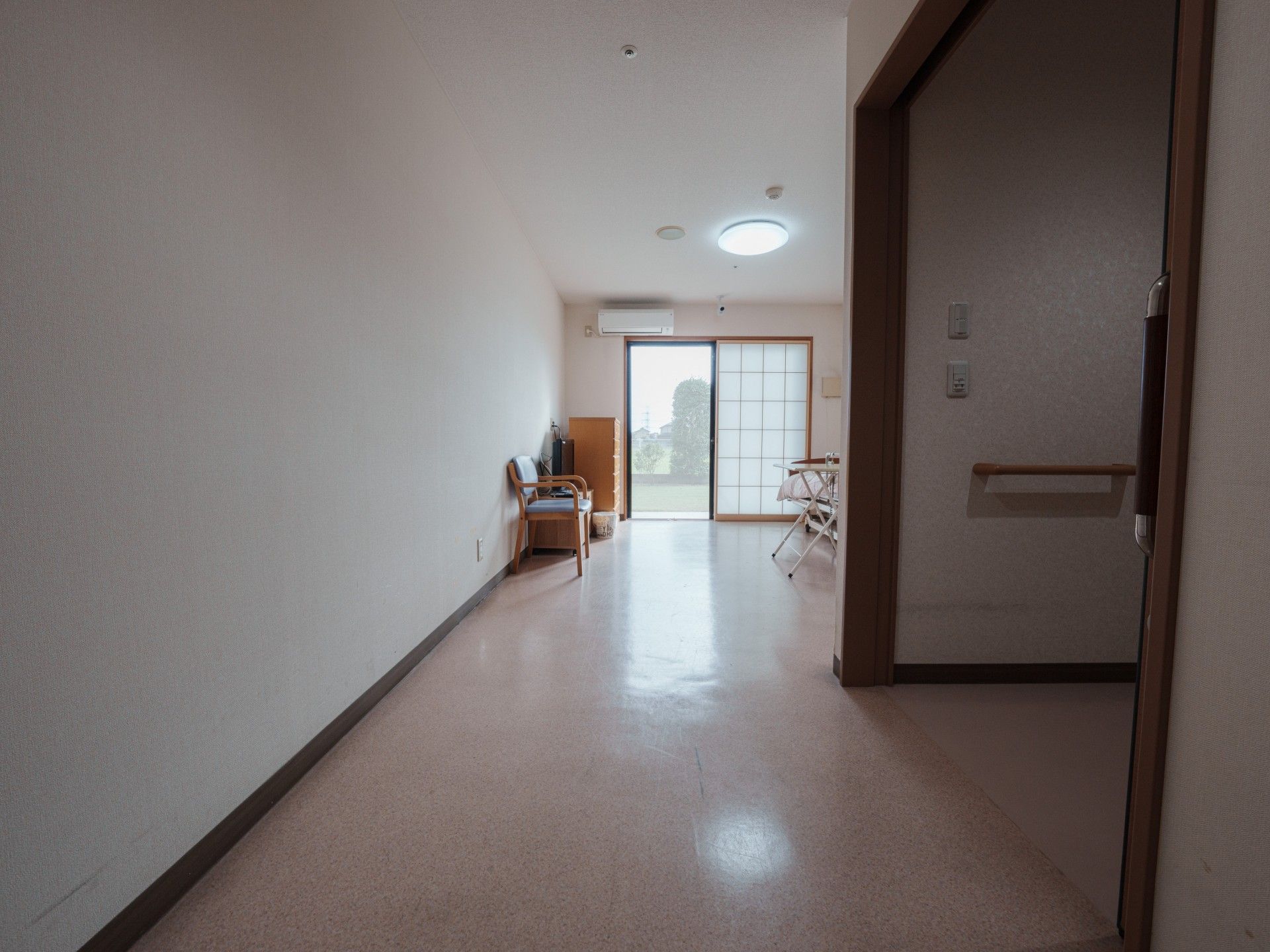 明るい和室の一角