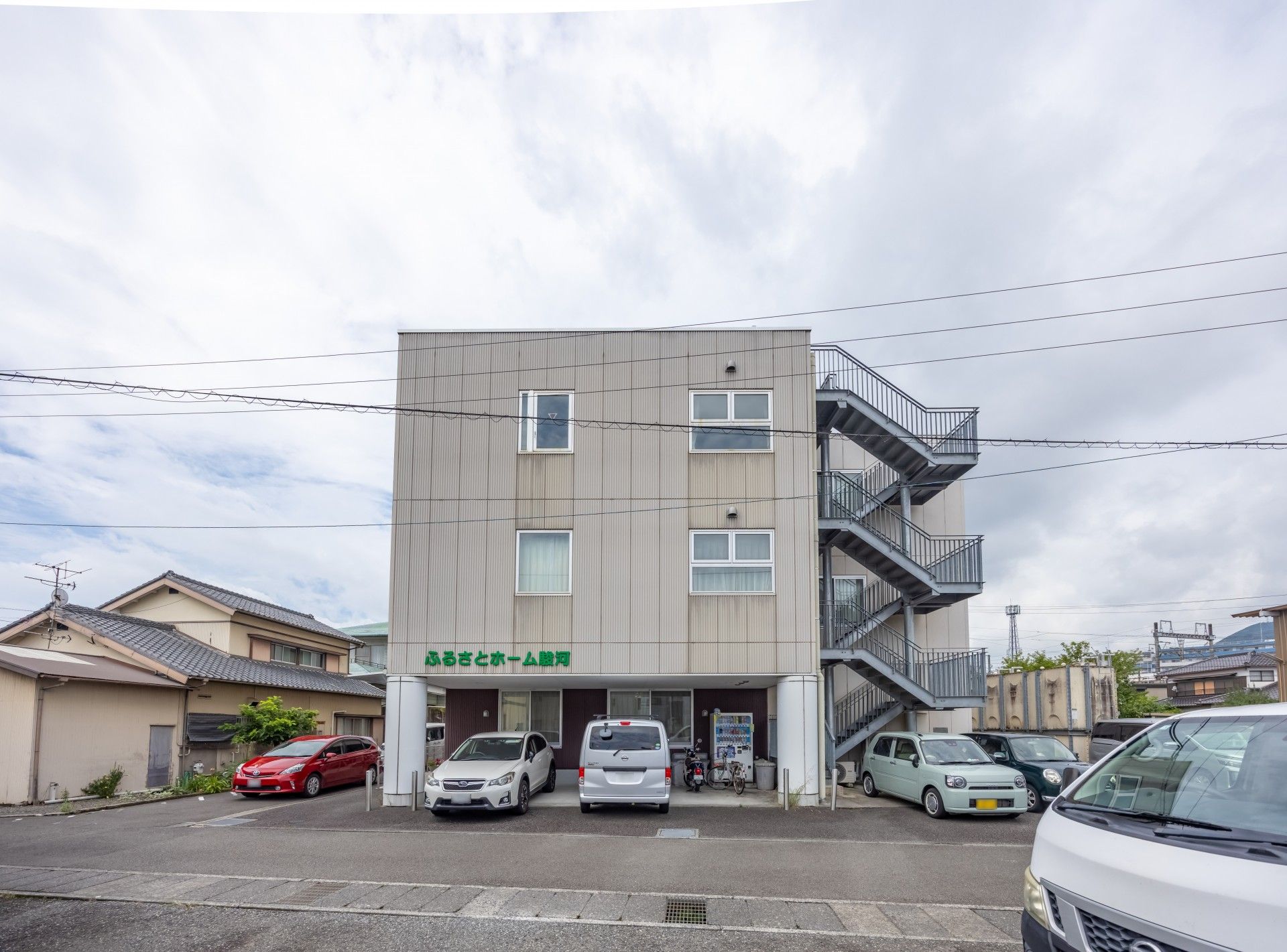 ゆったりとした外観の建物