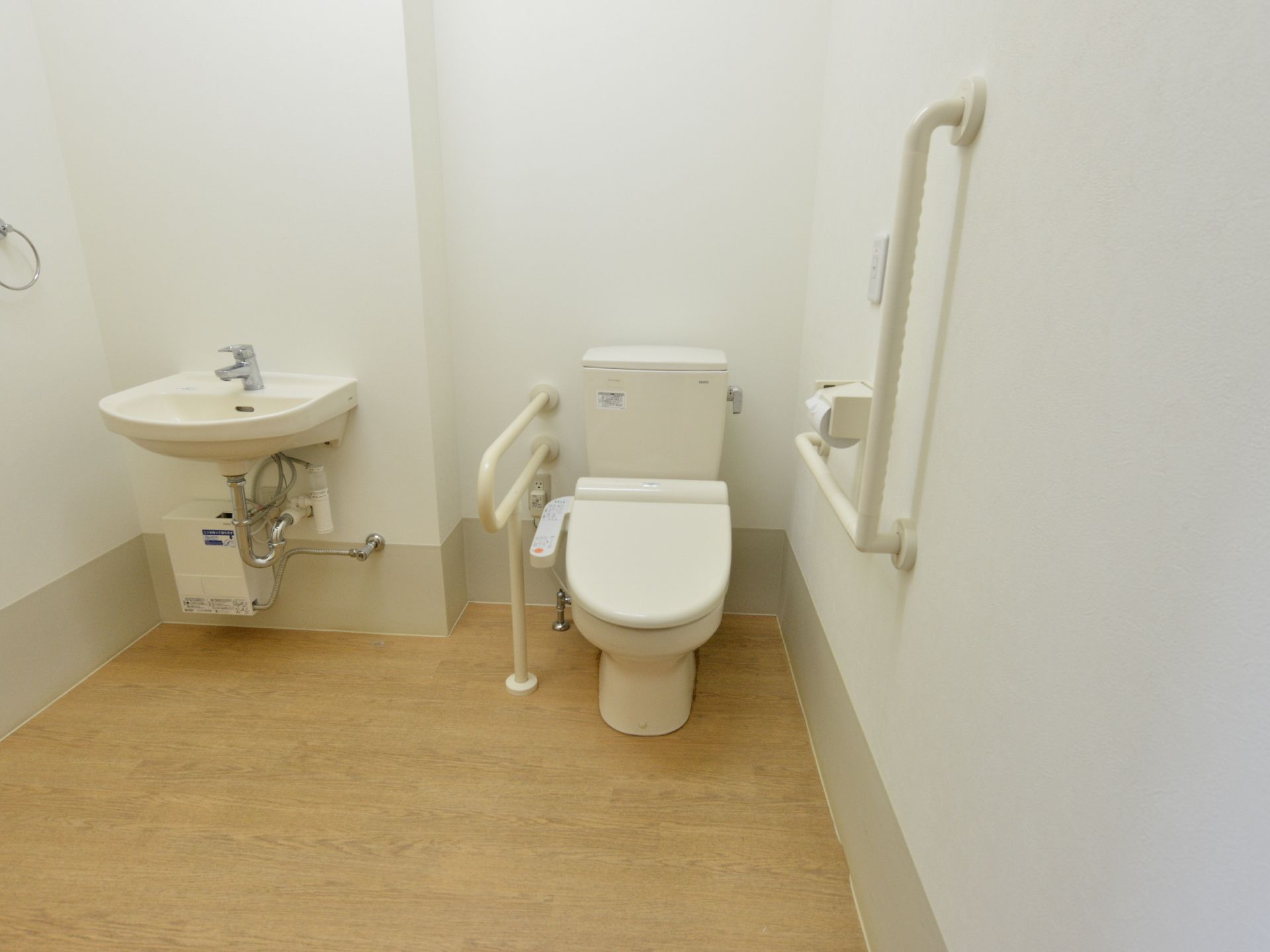トイレは車椅子でも入れるスペースになっている。洗面台も設置してあるのでその場で手洗いもできる。手すりも完備で安全。