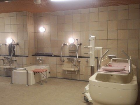 「ふるさとホーム栃木薗部町」の浴室。機械浴槽を完備し、スタッフが入居者様の入浴をサポートする。