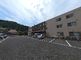 広々とした駐車場の風景
