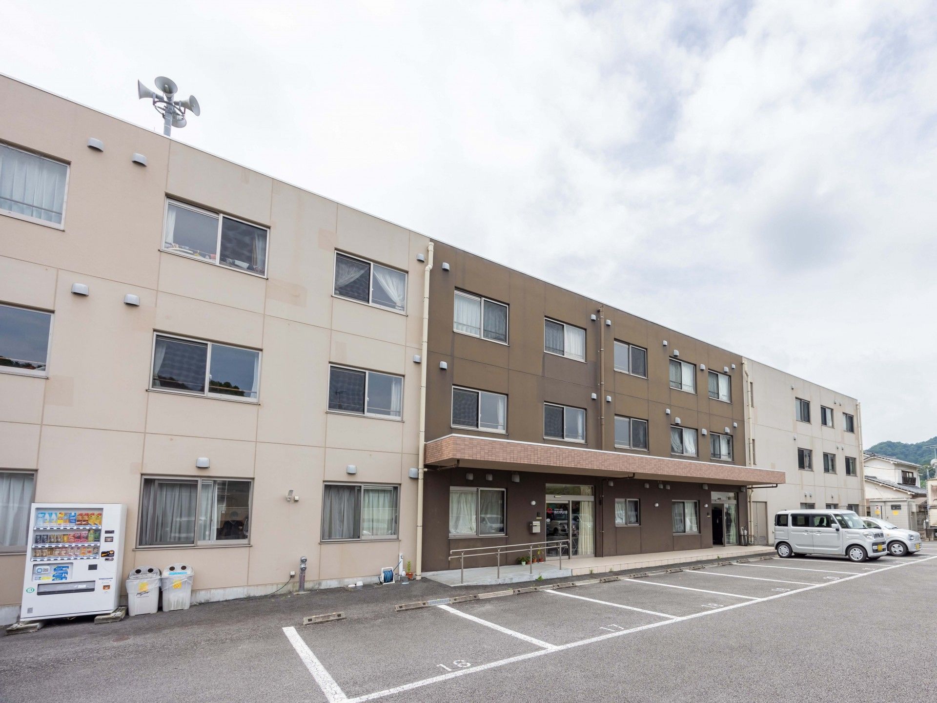 ゆったりとした施設の外観