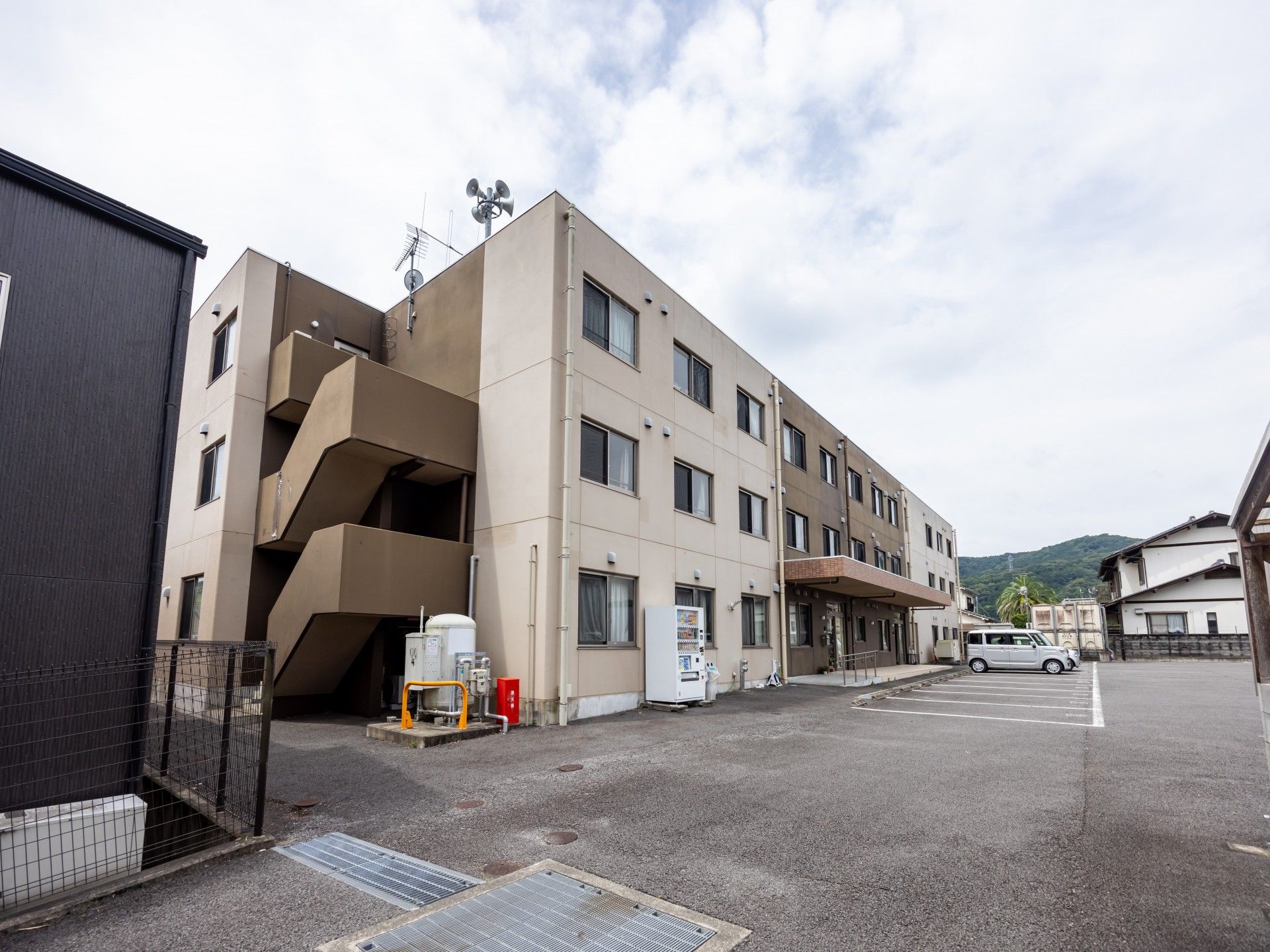 ゆったりとした建物の外観