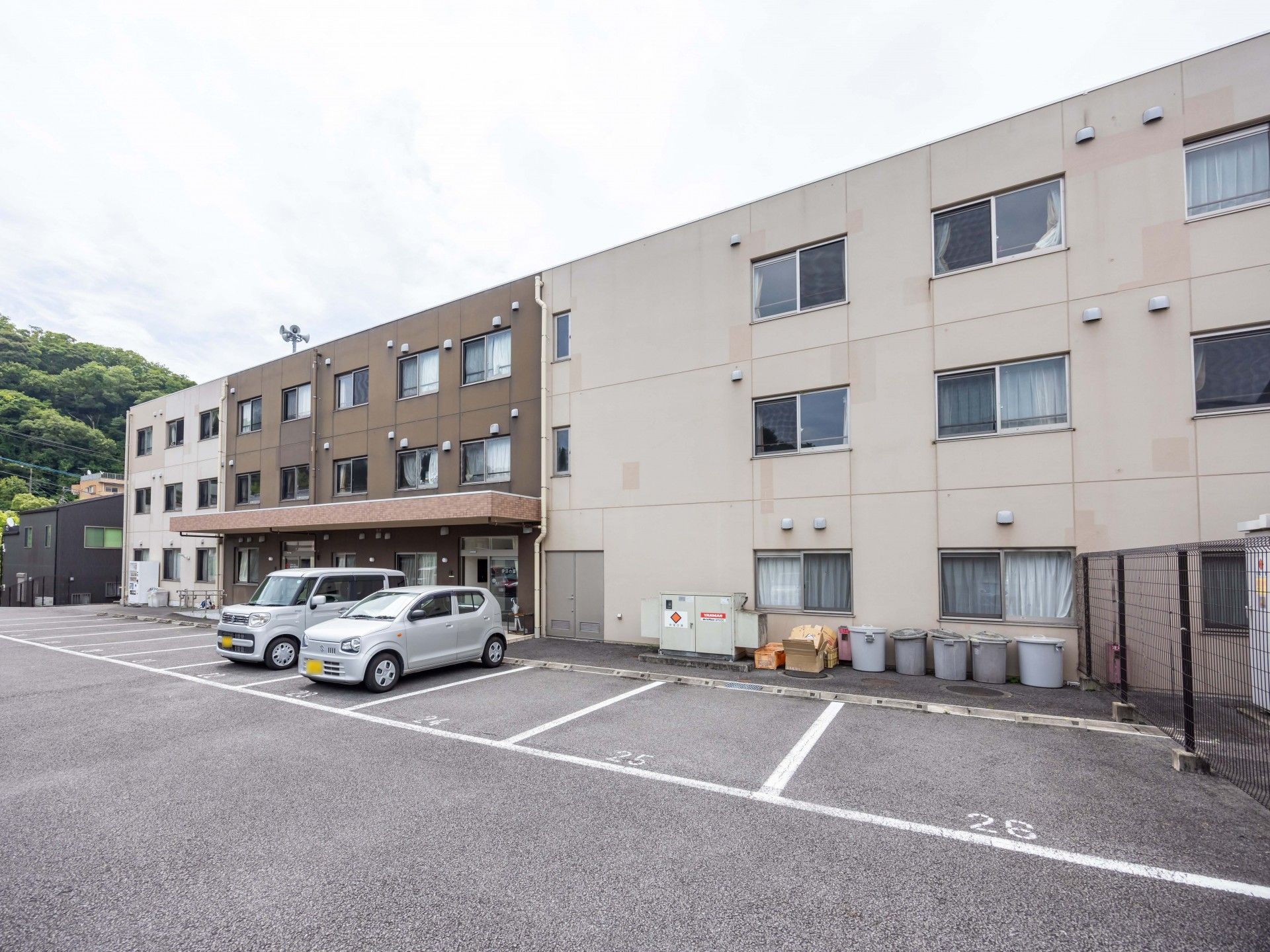 ゆったり駐車場のある建物