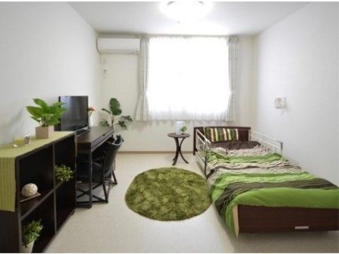 「ふるさとホーム浜北」の居室。窓の日差しで部屋が明るく、気持ちも晴れやかになる。