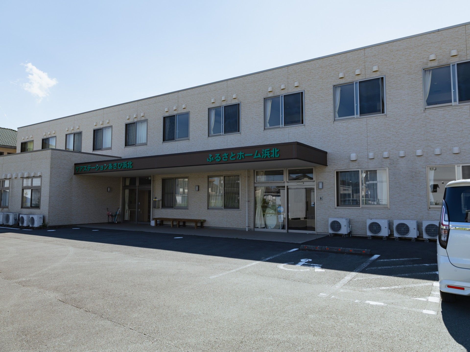 広々とした施設の外観