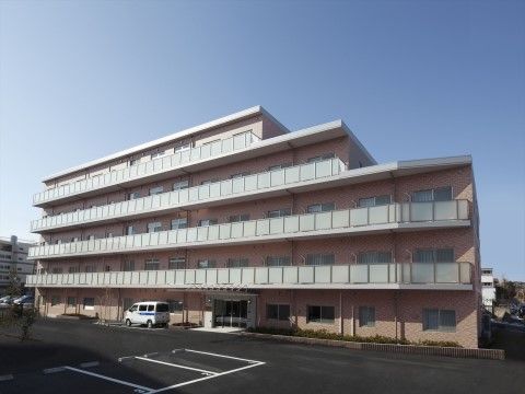 「ニチイホーム 大宮公園」の外観。駐車スペースがある施設。