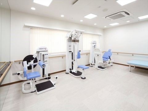 「ニチイホーム 大宮公園」の機能訓練室。理学療法士の協力で運動を行っている。