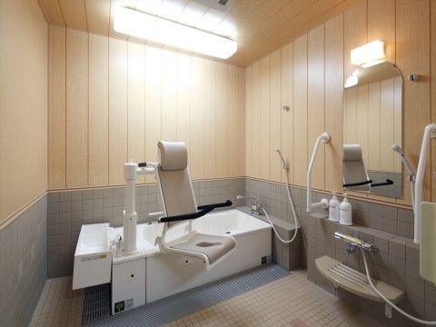 「ニチイホーム 大宮公園」の個別浴室。プライバシーも確保できる浴室。