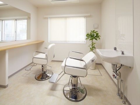 「ニチイホーム 大宮公園」のヘアーサロン。理美容設備を完備している。