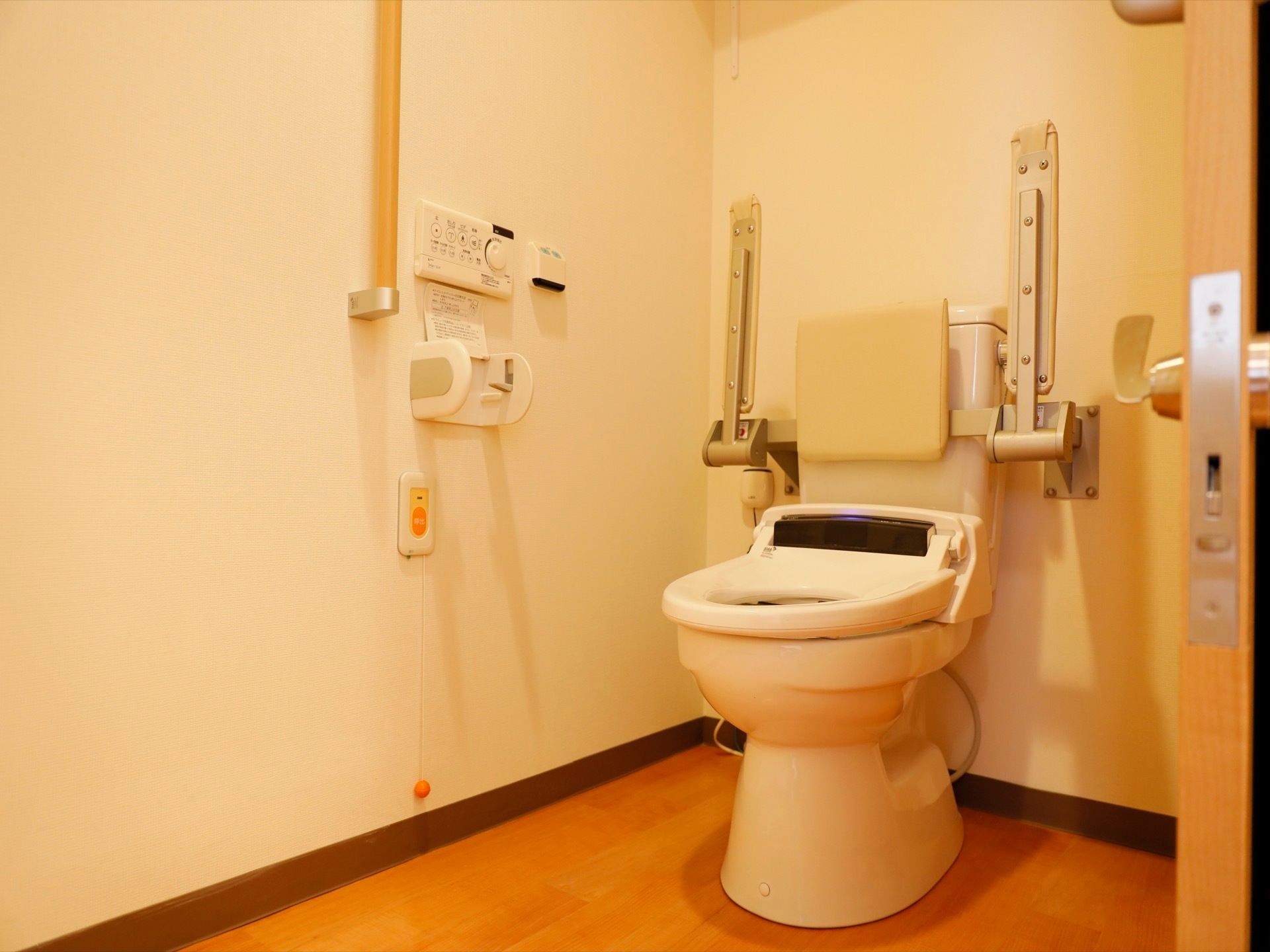 洗浄便座付きのトイレになっており、壁にはペーパーホルダーが設置されている。緊急呼び出しボタンも備わっており、安全面に配慮されている。