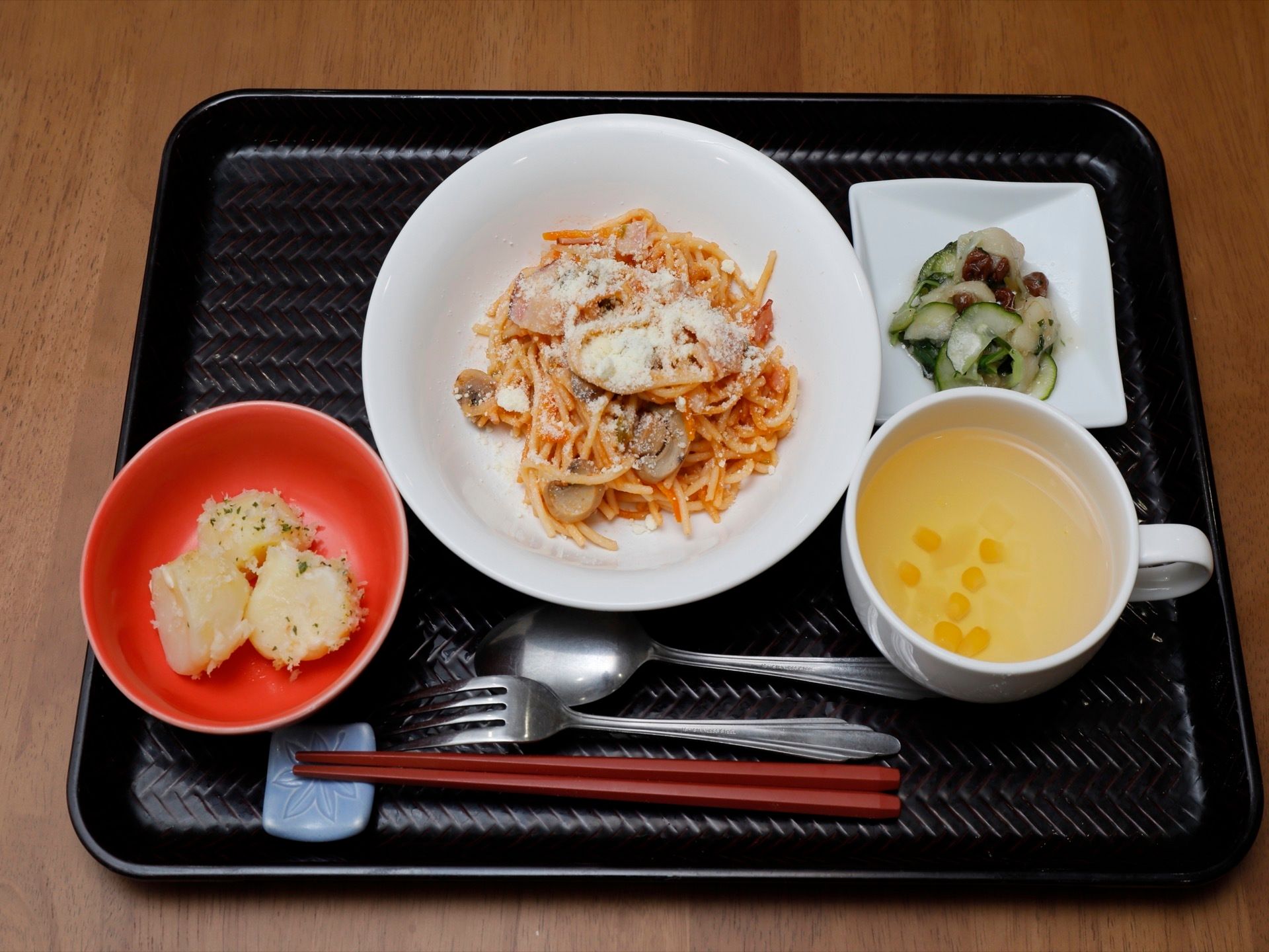 この日の食事はナポリタンとスープ、ジャーマンポテト、キュウリの和え物となっている。和洋中とバラエティに富んだメニューを楽しめる。
