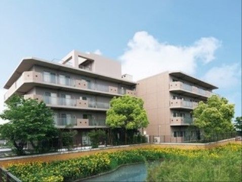 「ニチイホーム与野本町」の外出。自然豊かな環境に位置する施設。