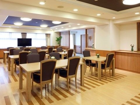 「ニチイホーム与野本町」のリビング＆ダイニング。ご入居者様の憩いの場として利用できる。