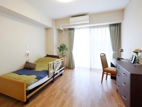 「ニチイホーム与野本町」の居室。エアコンや温水洗浄機能付トイレを完備している。