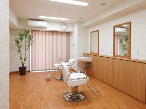 「ニチイホーム与野本町」のヘアーサロン。理美容が受けられる設備を整えている。