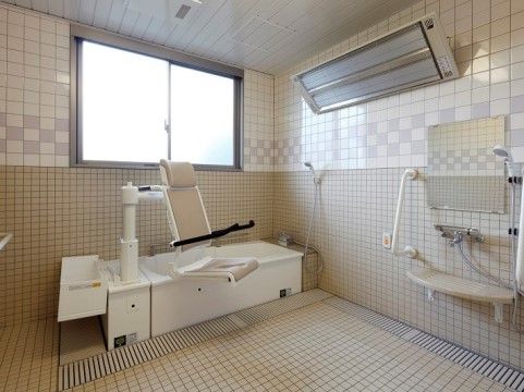 「ニチイホーム与野本町」の個別浴室。手すりを設けている。