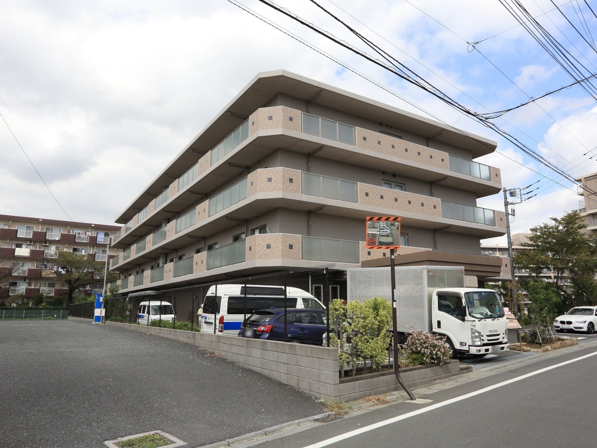 施設はしっかりした造りで、清潔感がある。周りに高い建物がないので日当たりがよく、過ごしやすくなっている。