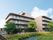4階建ての建物である。敷地内には建物に隣接して駐車場が設けられており、周囲には樹木が植えられている。