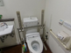手すり付きの清潔な洗面・トイレ空間