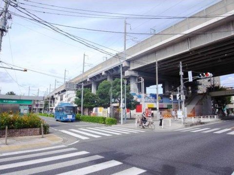 施設の最寄り駅は高架橋の線路が通っている。駅前は広めの道路となっている。駅周辺は落ち着いた街並みとなっている。
