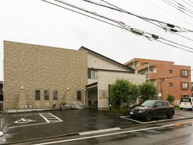 駐車場から撮影した介護施設の外観