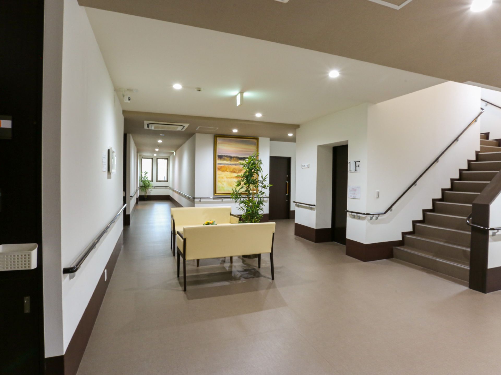 壁・床に手すりが設置され、バリアフリー化されている廊下