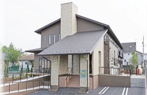 玄関ポーチへと左右、正面からアプローチが可能な２階建て施設外観