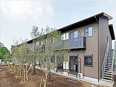 二階建ての建物があり、二階部分から非常階段が設けられている。樹木が２列に並んで等間隔に植えられている。