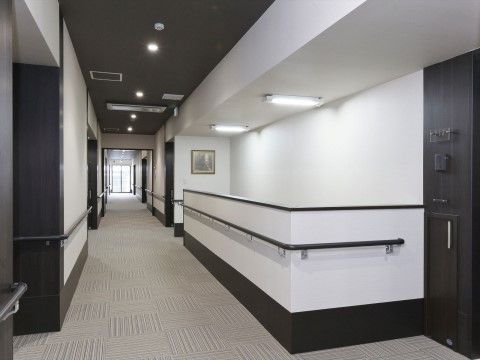 天井と居室の入口は、黒色で統一されている。両側の壁には手すりが設けられており、絵画が掛けられている。