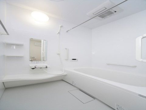 すべて白色で統一されており、成人男性が充分にくつろげる大きさの浴槽が設けられている。洗い場には大きなカウンターが付いている。