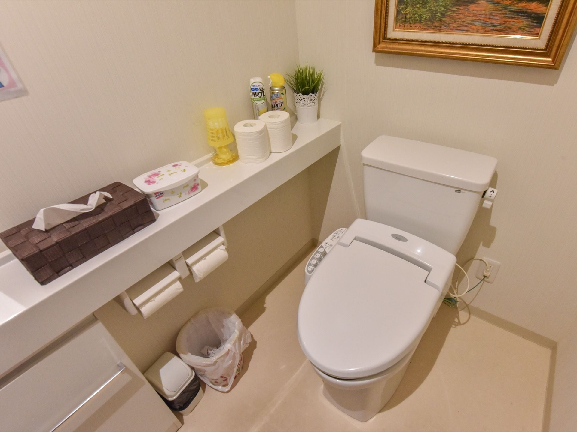 トイレは、温水洗浄便座付きである。便座にスイッチが付いているタイプ。消臭スプレーや便座シートなども設置されている。