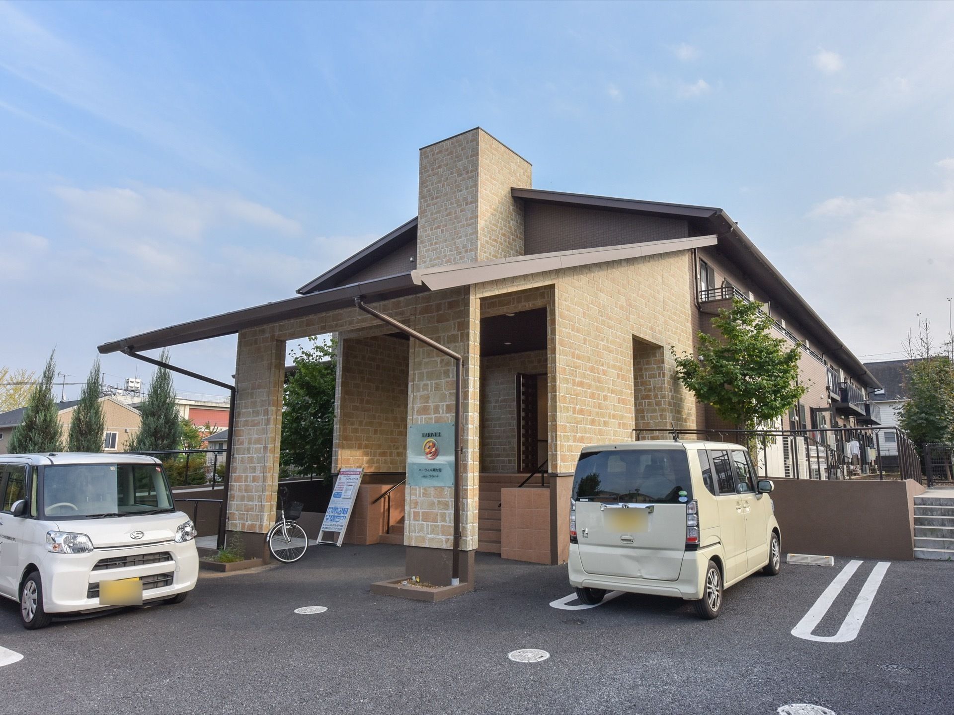 施設の建物は2階建てのアパートのような造りになっている。建物は、駐車場より高い位置にある。各居室にベランダが設置されている。