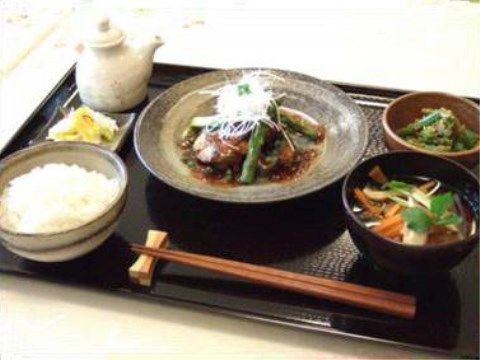 栄養バランスだけでなく、彩り盛りつけの凝った食事。施設内では、毎食温かくて美味しい料理が提供されている。