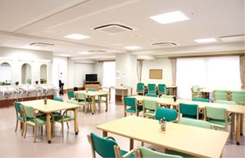 ベストライフ池田の食堂。４人掛けのテーブルが並ぶ。